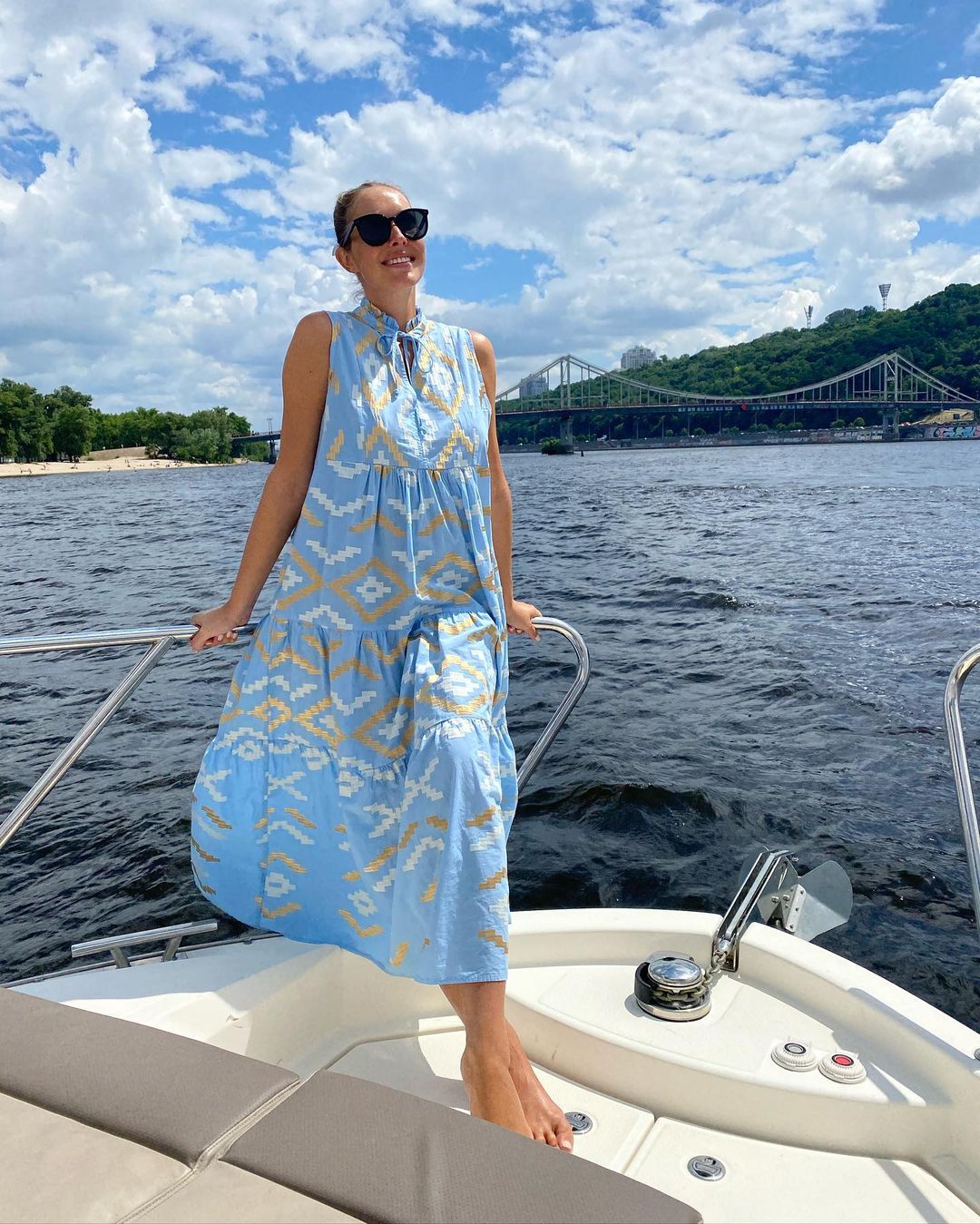 Как красит беременность: Осадчая показала расслабленный выходной на яхте с мужем и сыном